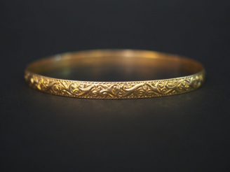 Vente aux enchères Bracelet en or gravé. Poids : 14 g