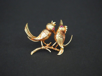 Vente aux enchères Broche en or 14 cts figurant deux oiseaux branchés. Poids : 8,90 g