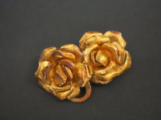 Vente aux enchères Paire de clips d'oreilles en or en forme de rose.  Poids : 12,10 g