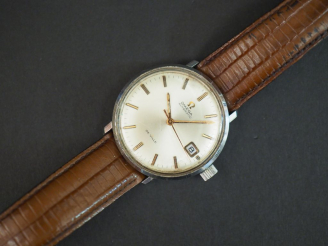 Vente aux enchères OMEGA. Montre d'homme modèle de Ville.