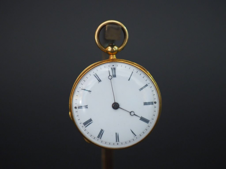 Petite montre de col Napoléon III en or et émail bleu Poids tel : 17 g