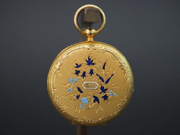 Petite montre de col Napoléon III en or et émail bleu Poids tel : 17 g
