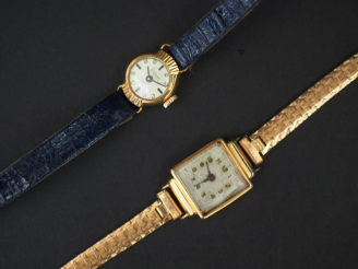 Vente aux enchères 2 montres de dame boitier or.