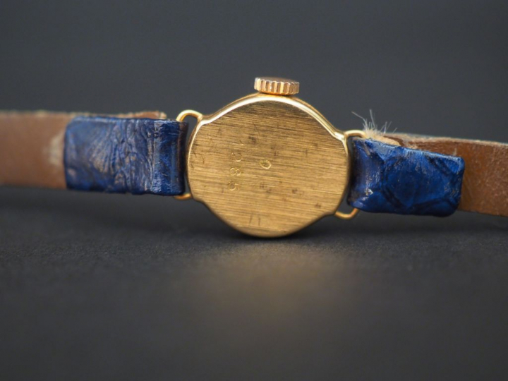2 montres de dame boitier or.