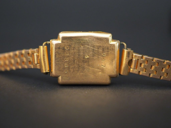 2 montres de dame boitier or.
