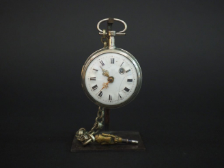 Vente aux enchères Montre de gousset en argent avec clé et giletière en métal.