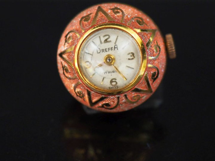 Montre pendentif en forme de perle en émail rose et métal doré