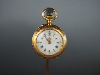 Vente aux enchères Montre de col fin XIXème en or jaune Poids tel : 20,30 g