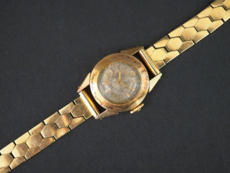 Vente aux enchères Montre de dame en or, boitier et bracelet articulé en or.  Poids tel. 