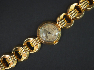 Vente aux enchères Montre de dame 1940 en or, bracelet tank en or.  Poids tel : 50 g