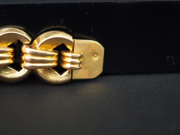 Montre de dame 1940 en or, bracelet tank en or.  Poids tel : 50 g