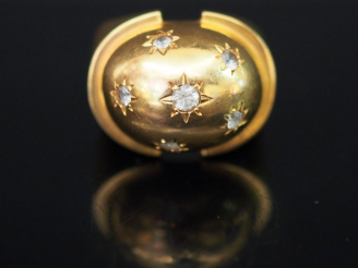Vente aux enchères Bague dome en or et pierres. Poids : 8,30 g