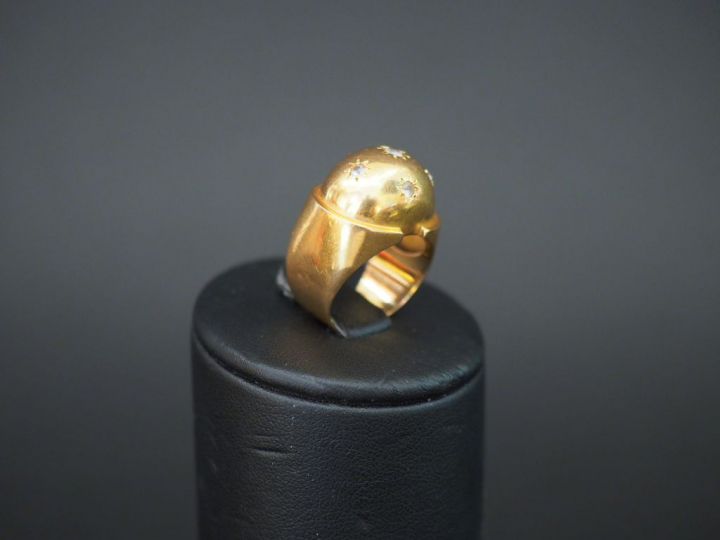 Bague dome en or et pierres. Poids : 8,30 g