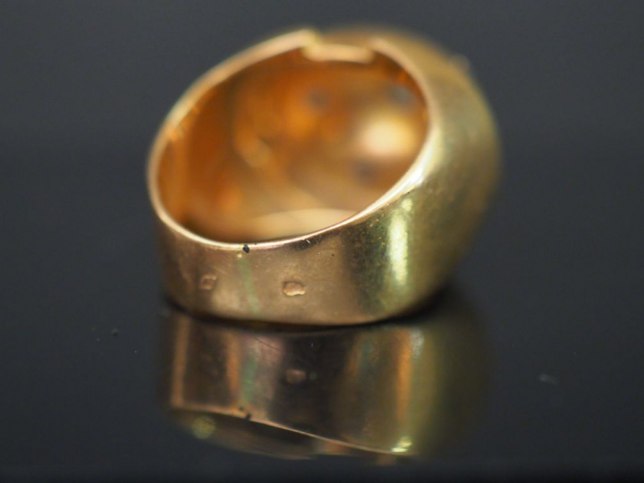 Bague dome en or et pierres. Poids : 8,30 g