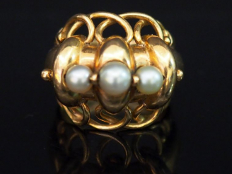 Vente aux enchères Bague 1950 en or et trois perles. Poids tel : 11,20 g