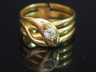Vente aux enchères Bague serpent or et diamants. (accident). Poids tel : 6,40 g