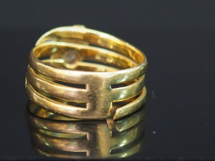Bague serpent or et diamants. (accident). Poids tel : 6,40 g