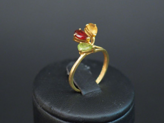 Vente aux enchères Bague en or trois pierres de couleurs. Poids : 2,28 g