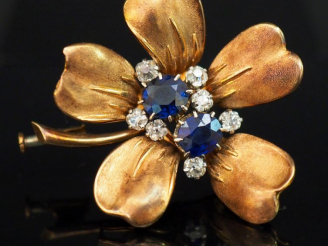 Vente aux enchères Broche en forme de fleurs en or, ornée de deux saphirs entourés de 7 d
