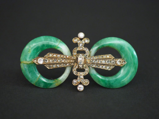 Vente aux enchères Broche 1900 deux anneaux de jade encadrant un fleuron orné de diamants