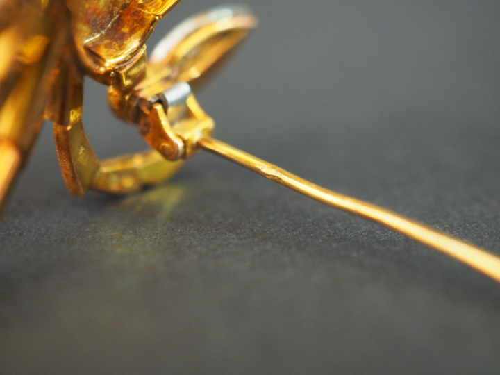 Broche 1930 en or en forme de crabe ornée de diamants taillés en rose,
