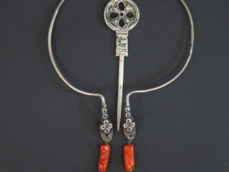 Vente aux enchères Collier en argent bas titre et corail à décor de tête de serpent. Trav