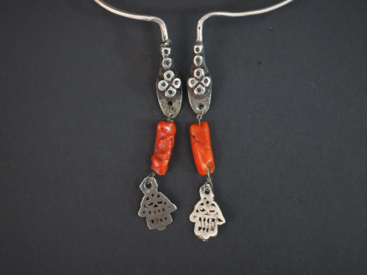 Collier en argent bas titre et corail à décor de tête de serpent. Trav