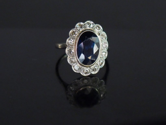 Vente aux enchères Bague marguerite saphir entouré de brillants.