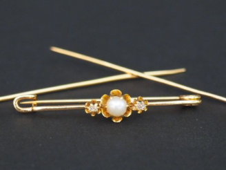 Vente aux enchères Broche, perle et deux diamants. Une épingle de cravate en or. Une épig