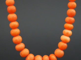 Vente aux enchères Collier et bracelet en perles de corail.