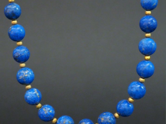 Vente aux enchères Collier de perles en lapis lazzuli.