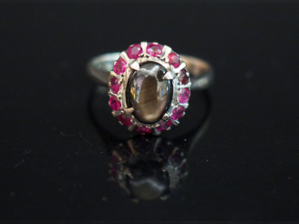 Vente aux enchères Bague de style Art déco en or blanc, saphir, œil de tigre en cabochon 