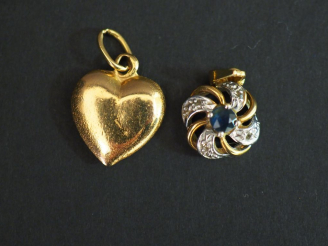 Vente aux enchères Pendentif en or en forme de cœur et un pendentif en forme de fleur en 