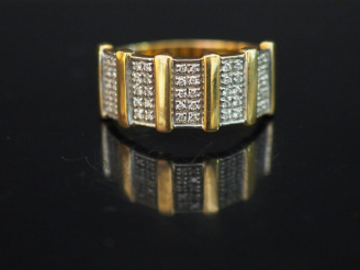 Vente aux enchères Bague en or et cinq pavages de petits brillants. Poids : 5 g