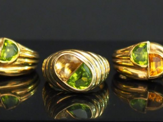 Vente aux enchères Parure en or jaune et pierres de couleur comprenant une paire de boucl