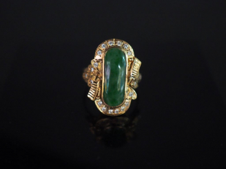 Vente aux enchères Bague marquise en or et jadéite entourée de brillants. Poids tel : 5,4