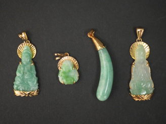 Vente aux enchères 4 pendentifs en or et jadéite Extreme-Orient.