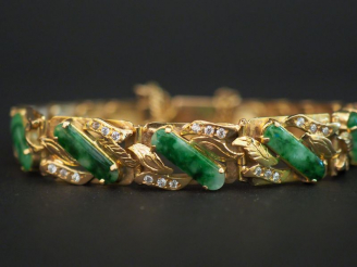 Vente aux enchères Bracelet articulé en or jadéites et petits brillants. Poids tel : 16,3