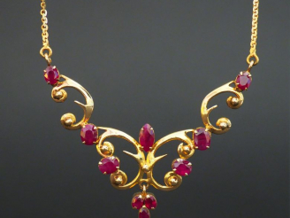 Vente aux enchères Pendentif et collier en or jaune agrémentés de rubis. Poids tel : 11,8