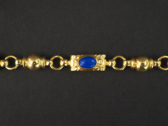 Vente aux enchères Bracelet en or maillons en forme d'anneaux, de perles et de motifs rec