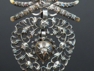 Vente aux enchères Elément de chatelaine en argent orné de roses. Poids : 25 g