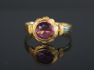 Vente aux enchères Bague 1900 en or et améthyste. Poids tel : 1,70 g