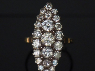 Vente aux enchères Bague marquise en or jaune, pavée de 23 diamants (à controler JDC) Poi