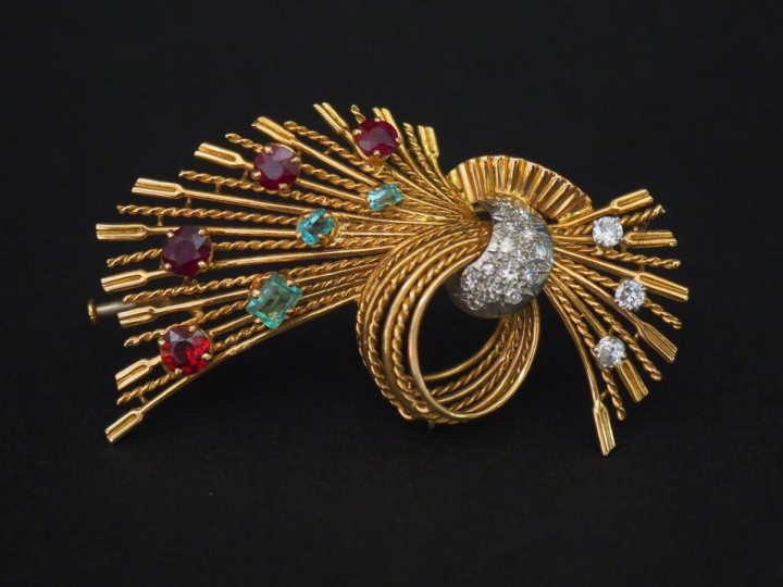 Broche gerbe en or ornée de diamants 8/8, émeraudes et grenats. Poids 