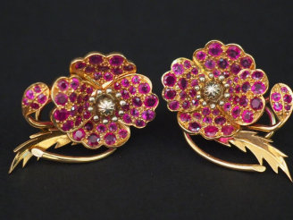 Vente aux enchères Paire de perce oreilles en forme de fleurs, or et rubis. Poids tel. 15