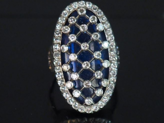 Vente aux enchères Bague 1900 en or blanc et diamants, belle monture en croisillon sur fo