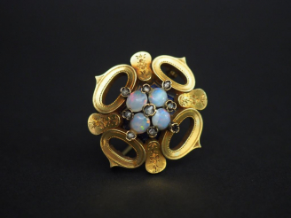 Vente aux enchères Broche Napoléon III en or, 14 cts, ornée de quatre opales en cabochon 