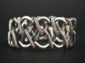 Vente aux enchères HERMES Bracelet manchette en argent, tressé. Signé. Long. 19,5 cm Poid