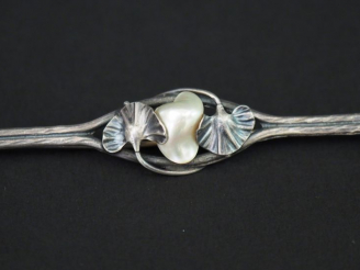 Vente aux enchères DUMONT. Broche art nouveau en argent perle baroque entourée de deux fe