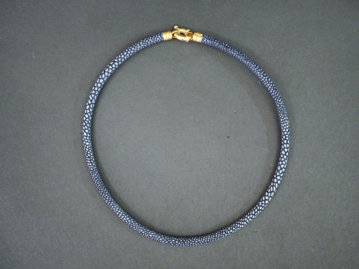 Collier ras de cou composé d'un cordon bleu marine et gris.  Fermoir e